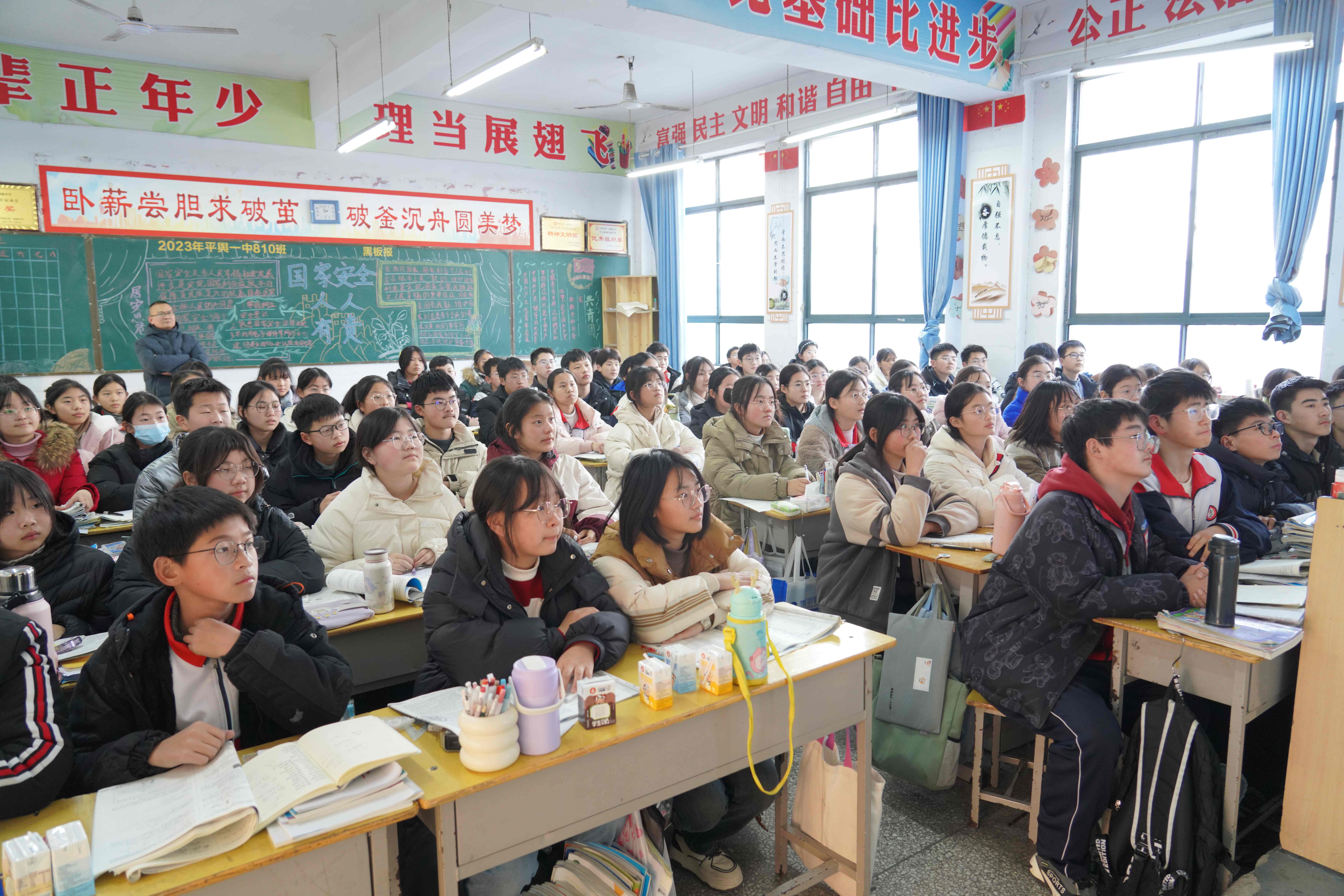同学们在教室内认真听法治课直播.jpg 同学们在教室内认真听法治课直播.jpg